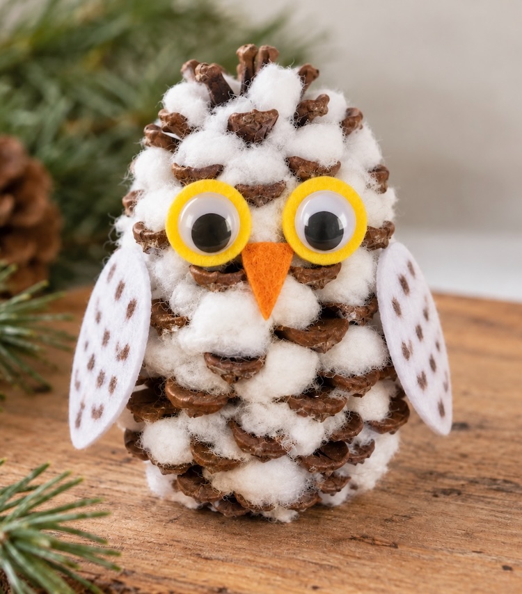 How to make the cutest snowy winter owls with pinecones, cotton balls, and felt. A simple holiday craft for kids of all ages that can be used as DIY home decor once finished! 