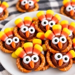 Easy treats to make at home with the kids! These chocolate pretzel treats are made with just a handful of ingredient including mini pretzel twists, Rolos candy, and candy corn. The combination is delicious and they are so cute for Thanksgiving!