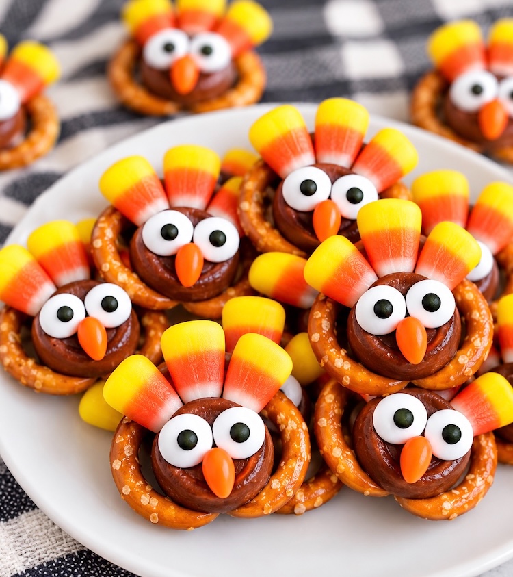 Easy treats to make at home with the kids! These chocolate pretzel treats are made with just a handful of ingredient including mini pretzel twists, Rolos candy, and candy corn. The combination is delicious and they are so cute for Thanksgiving!