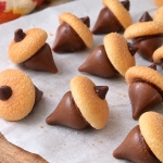 Easy fall no-bake chocolate treats made with Hershey's kisses and vanilla wafers. How to make them look like adorable acorns! A fun holiday party snack.