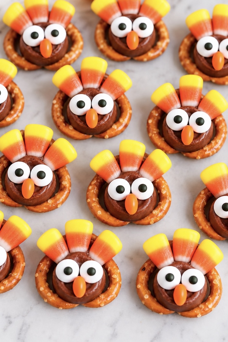 The cutest homemade turkey thanksgiving treats made with chocolate Rolos, pretzels, and other candy! A fun holiday treat to make at home with the kids during fall. 